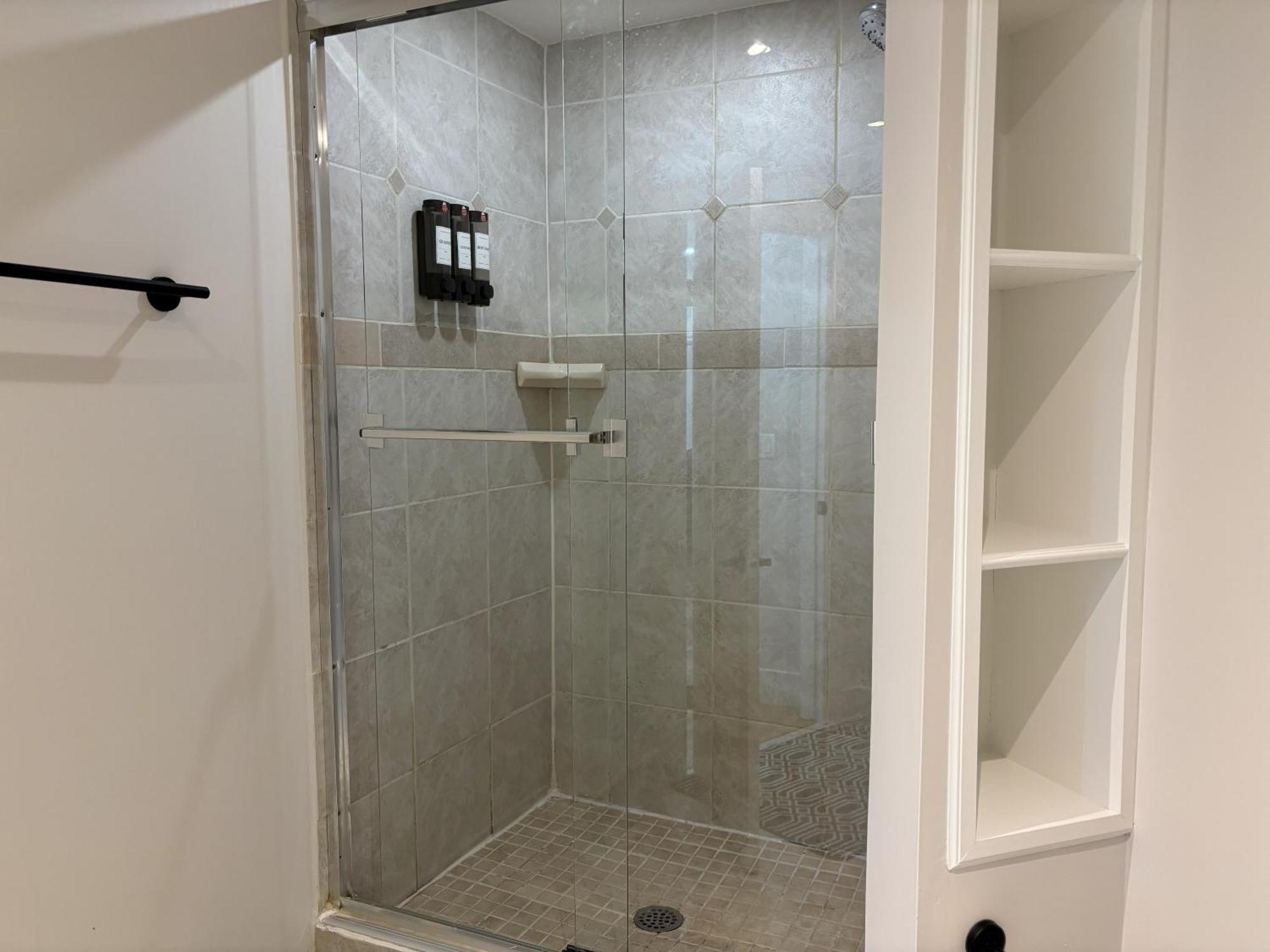 Valleyhut - Private 2 Bedrooms 1 Bathroom Walkout Basement Appartement *