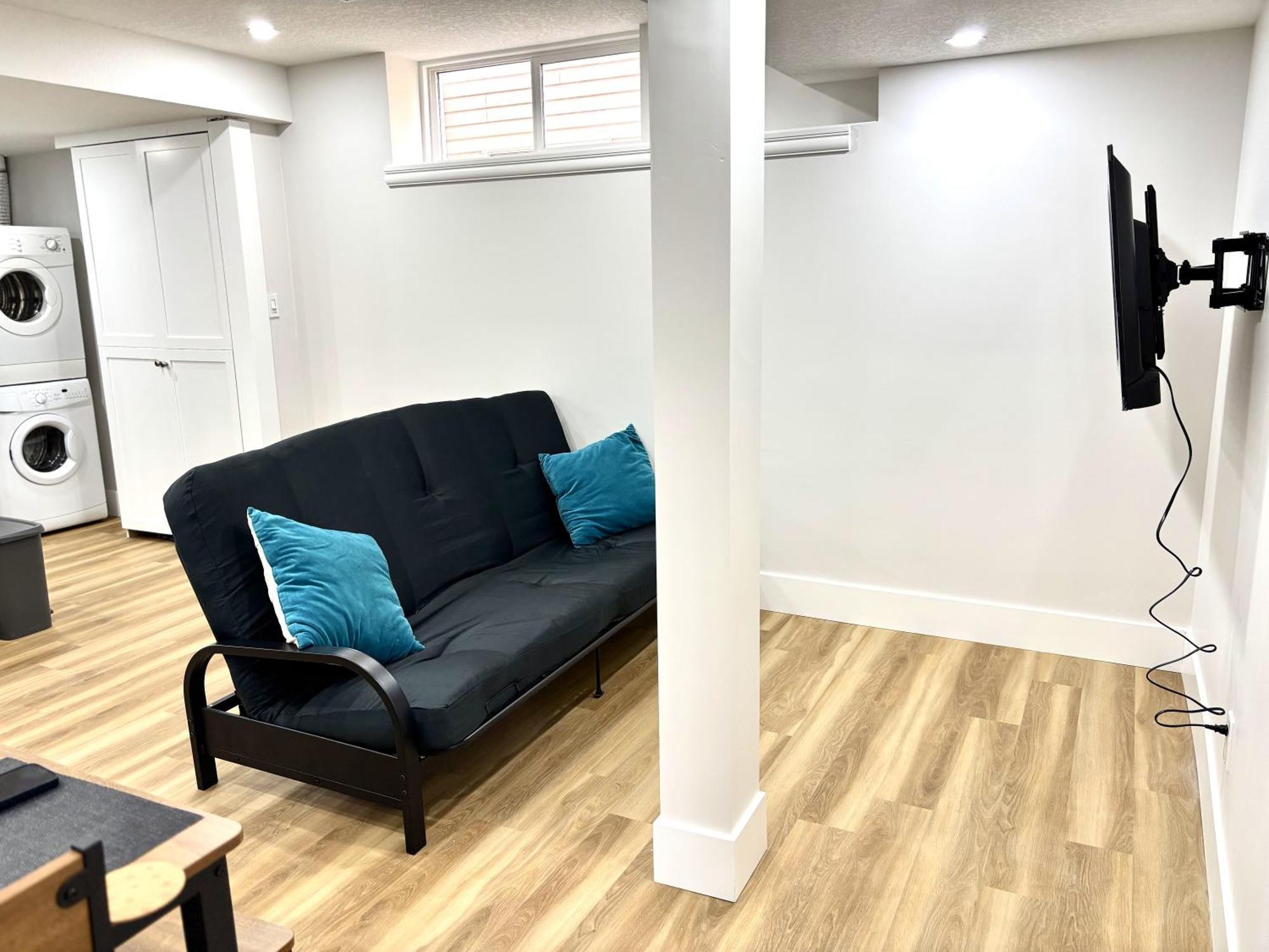 Valleyhut - Private 2 Bedrooms 1 Bathroom Walkout Basement * Calgary