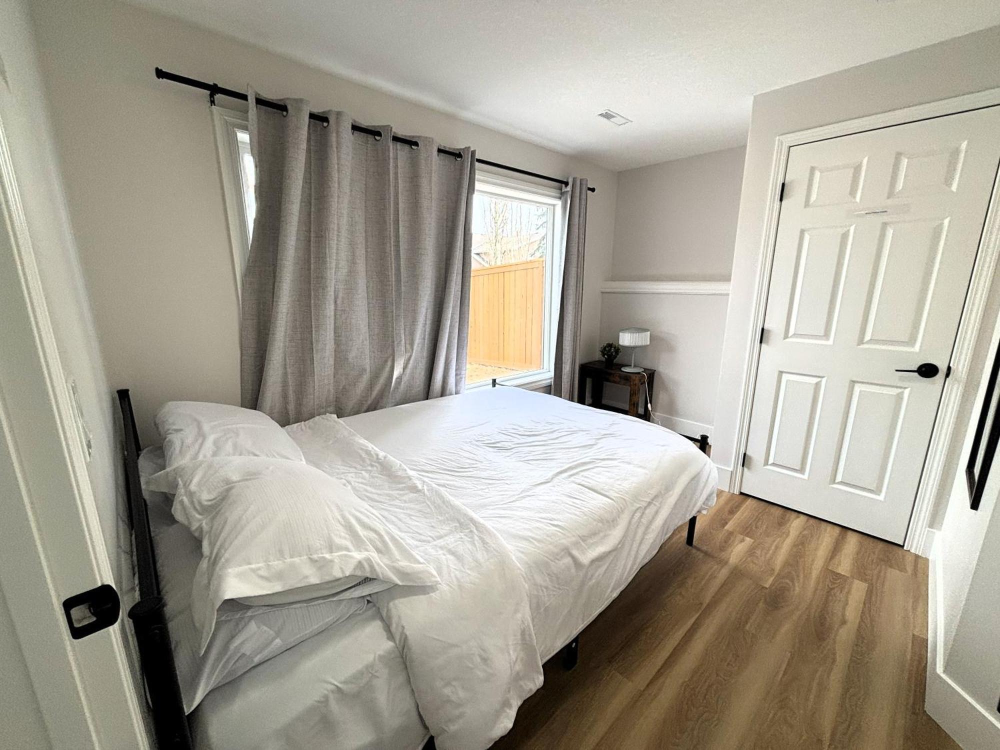 Valleyhut - Private 2 Bedrooms 1 Bathroom Walkout Basement *